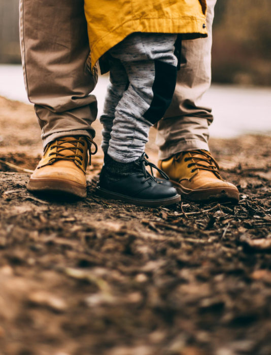 Frases del día del padre; pies de papá e hijo, hija