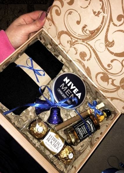 Kit de crema facial, vino, calcetas y chocolates
