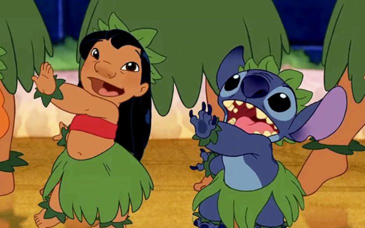 Lilo y Stich bailando hawaina