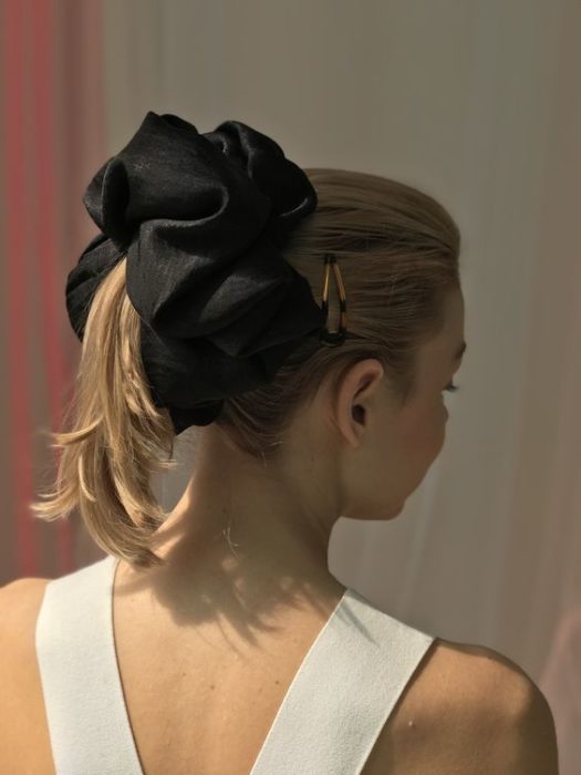 Chica rubia con coleta media y una scrunchie gigante negra