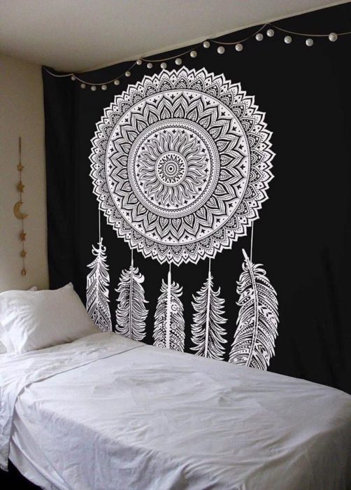 Mandala en la pared de una habitación