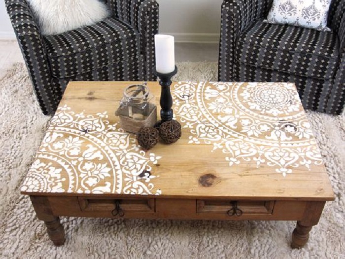 Mandala pintado sobre una mesa de madera
