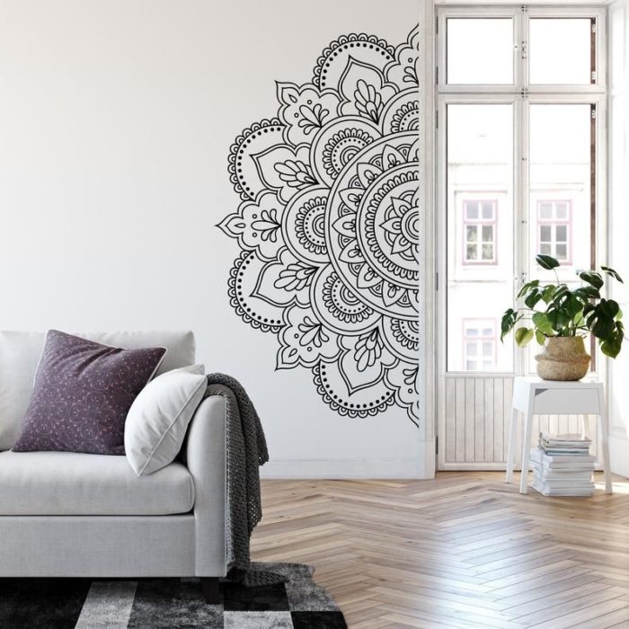 Mandala pintado junto a la puerta de una terraza