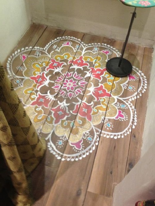 mandala pintado en el suelo de madera