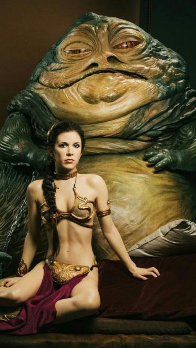 Carrie Fisher usando un vestido en la película Star Wars