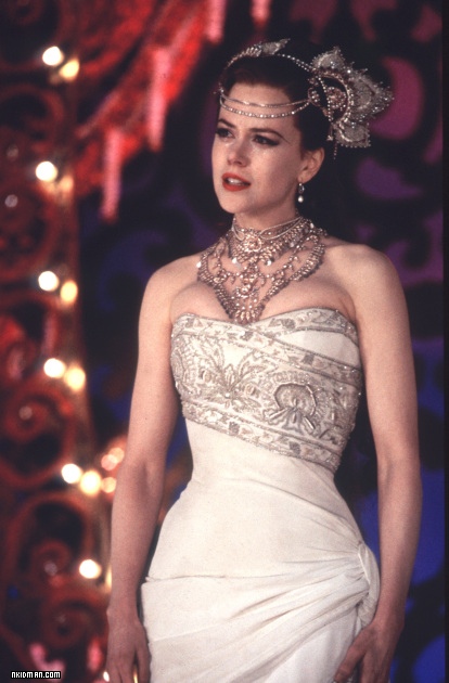 Nicole Kidman usando un vestido blanco en la película Moulin Rouge
