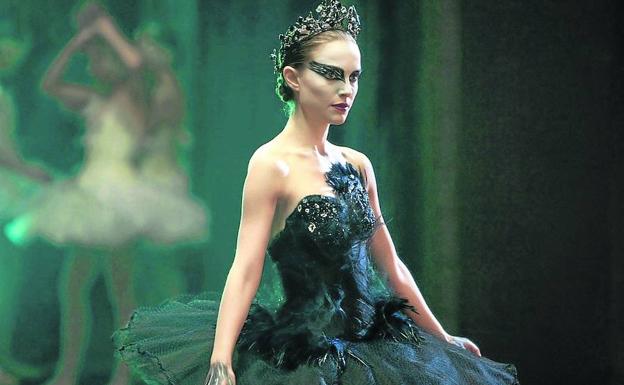 Natalie Portman usando un vestido negro en la película El cisne negro