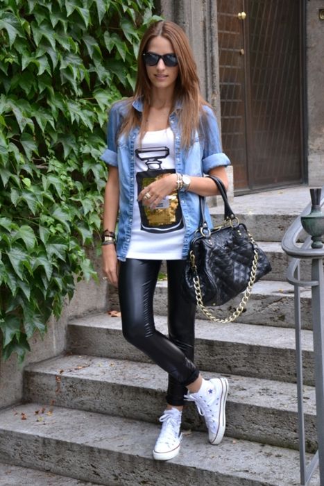 Outfit de leggins con camisa denim