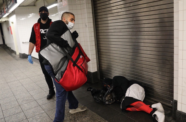 Hermanos musulmanes entregando platillos a personas en situación de calle