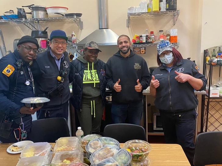 Hermanos musulmanes entregando comida a la policía