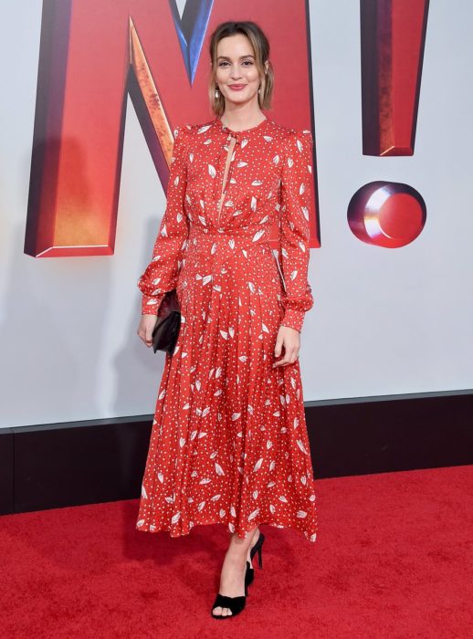 Leighton Meester llevando un vestido rojo con detalles de flores blancas