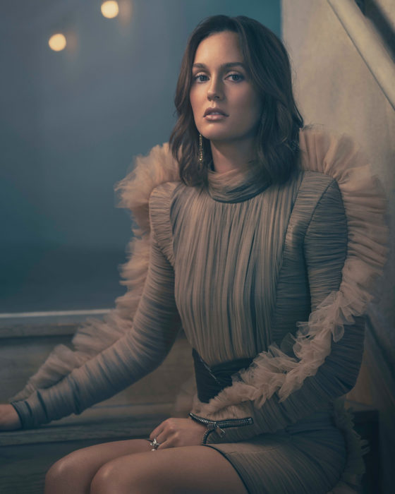 Leighton Meester usando un vestido color gris con plisados