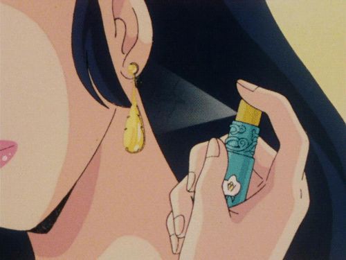 Mujer de anime aplicándose perfume en el cuello