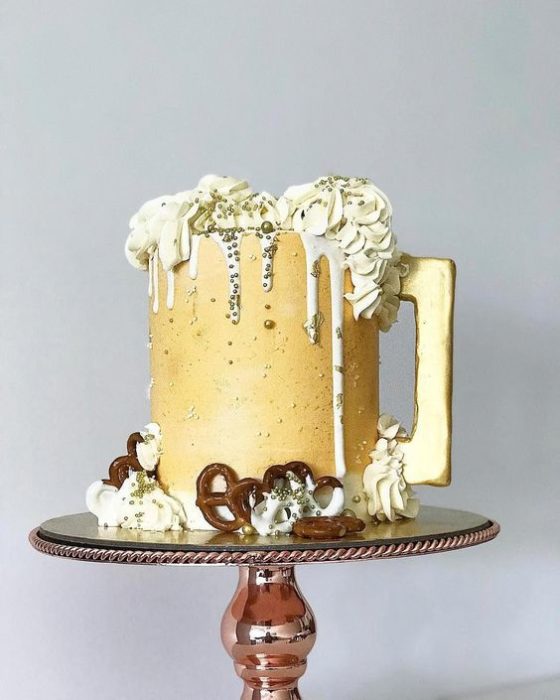 Pastel de betún con amarillo de mantequilla en forma de tarro de cerveza