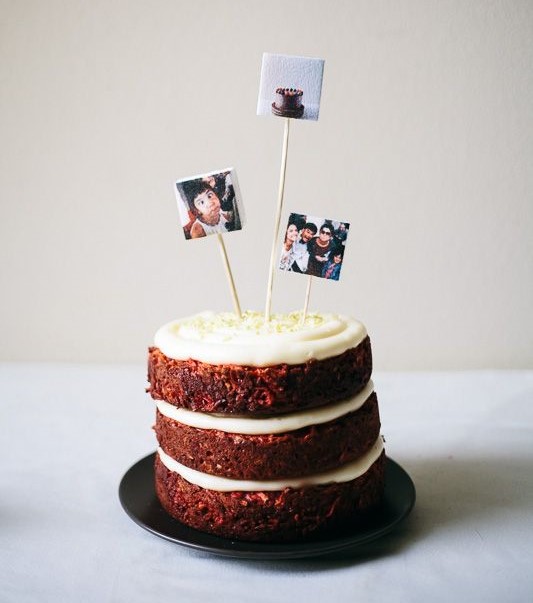 Pastel de zanahoria con betún de vainilla y caramelo decorado con fotos