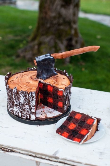 Pastel en forma de tronco con relleno a cuadros