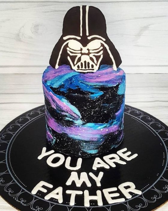 Pastel de chocolate decorado con motivos de Star Wars