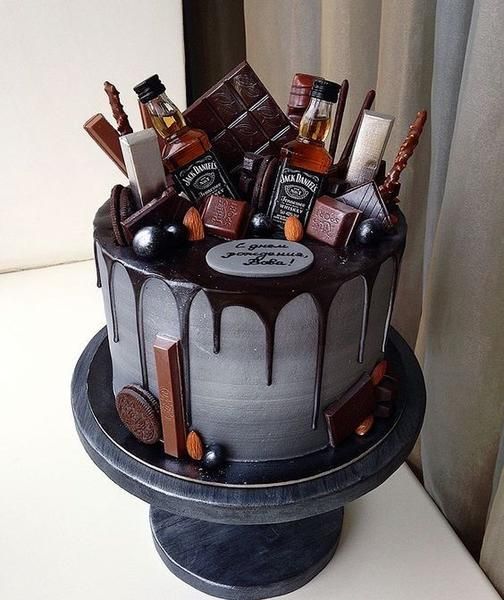 Pastel negro decorado con vino, chocolate amargo y galletas