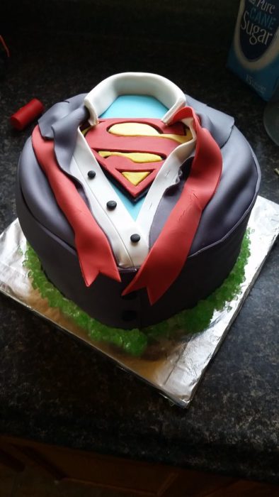 Pastel de fondant en forma de Superman para celebrar el Día del padre