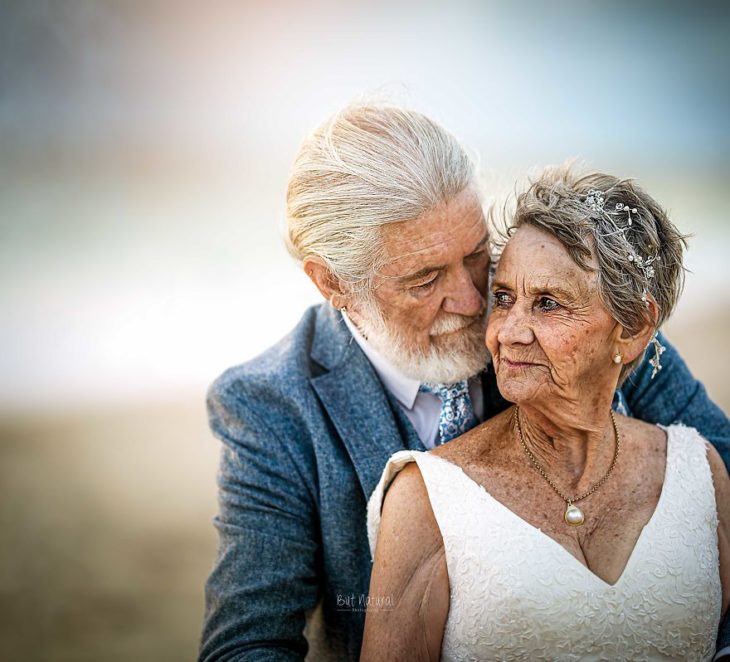 fotografía por Abigail's Collection & The Groom's Room, pareja de abuelitos abrazados con las mejillas juntas