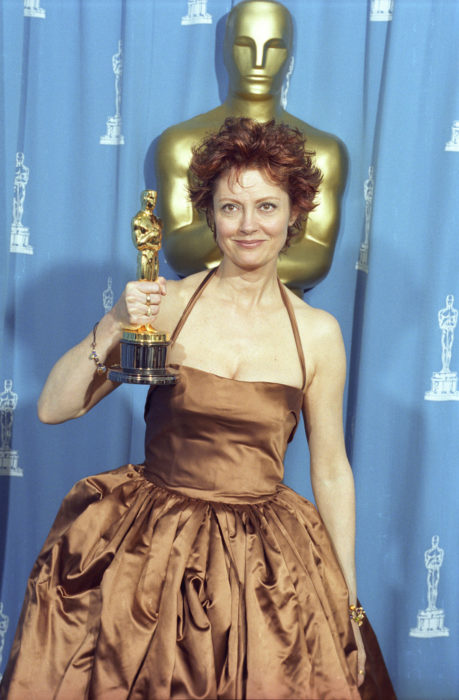 Susan Sarandon sosteniendo una estatuilla de los premios óscar