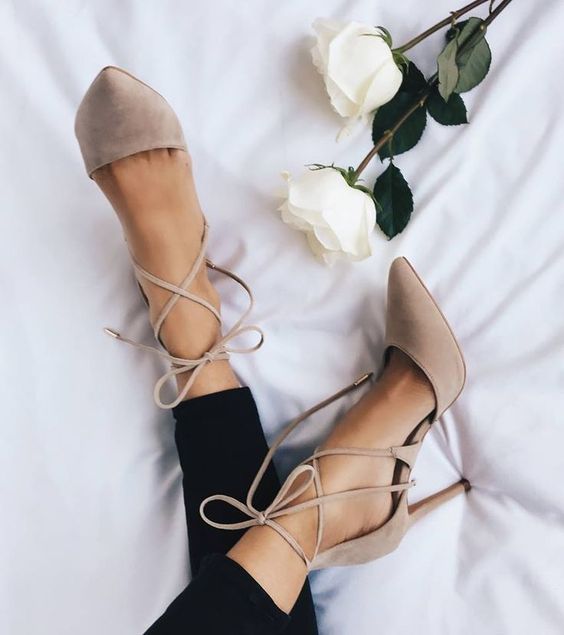 Zapato stilettos en color nude con cintillas