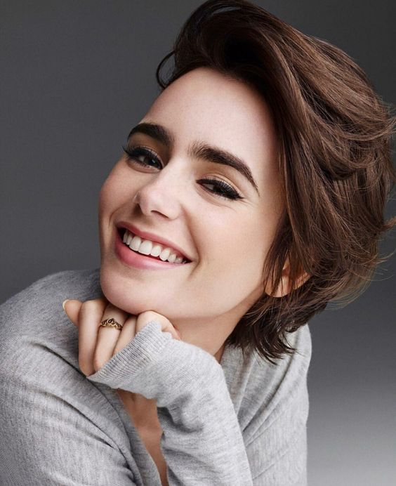 Lily Collin sonriendo para una sesión de fotos casual 