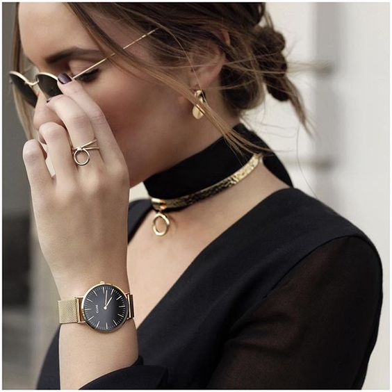 Chica llevando accesorios básicos