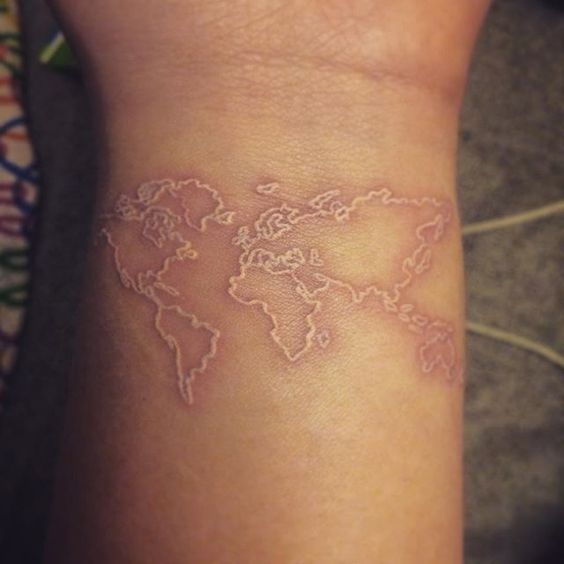 Tatuaje de mapamundi con tinta blanca