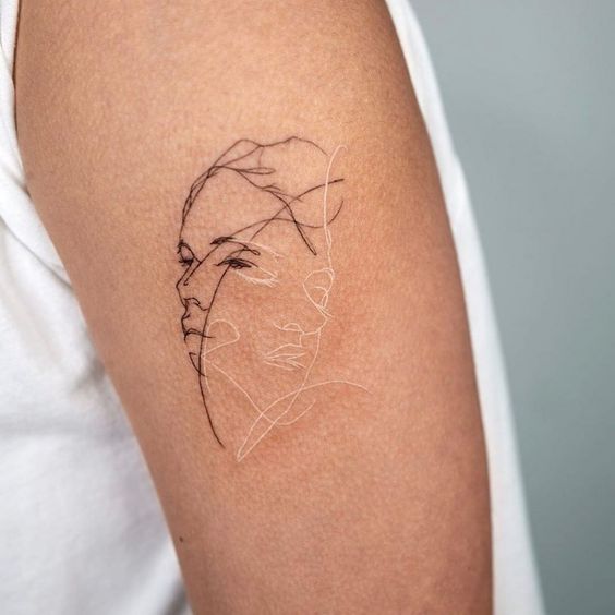 Tatuaje de dos caras con tinta negra y blanca