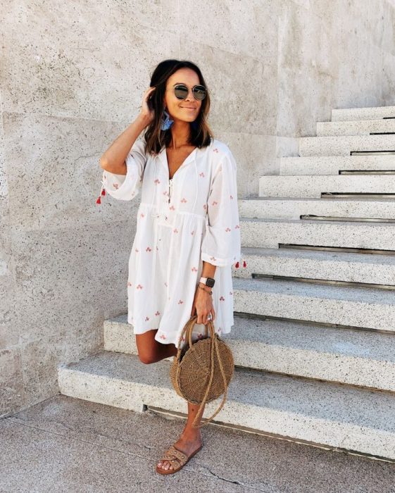 Outfit de vestido con sandalias