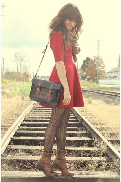 Outfit de vestido con botines y medias