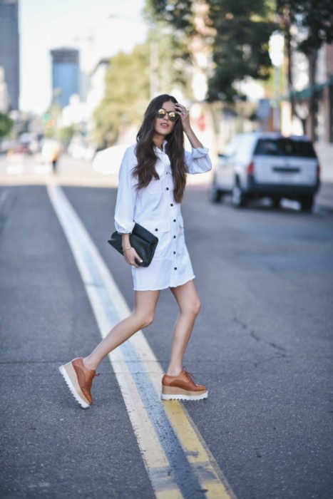 Outfit de vestido con flats de plataforma