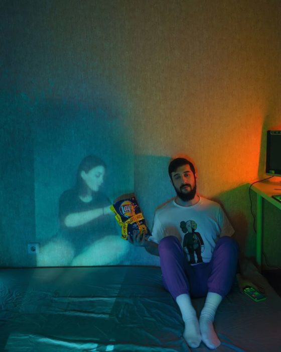 Fotógrafo Karman Verdi comiendo palomitas junto a un proyector con una chica