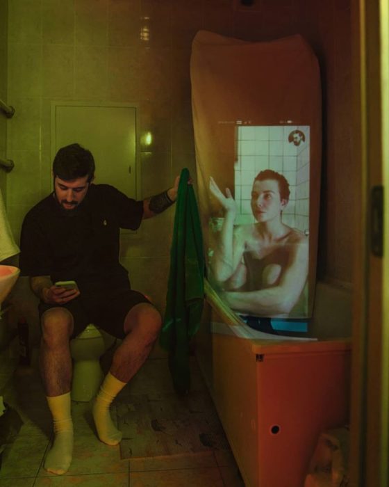 Fotógrafo Karman Verdi junto a una pantalla en una ducha de baño