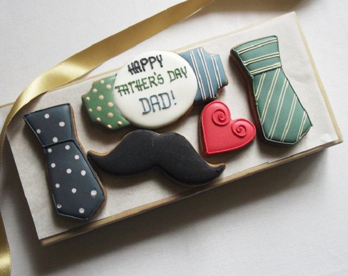 Galletas decoradas para el Día del padre de corbatitas, corazones y bigotes