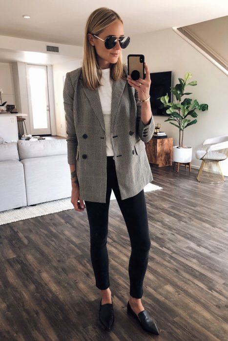 Chica con un outfit inspirado en Lara Jean, que incluye pantalones negros y blazer de cuadros