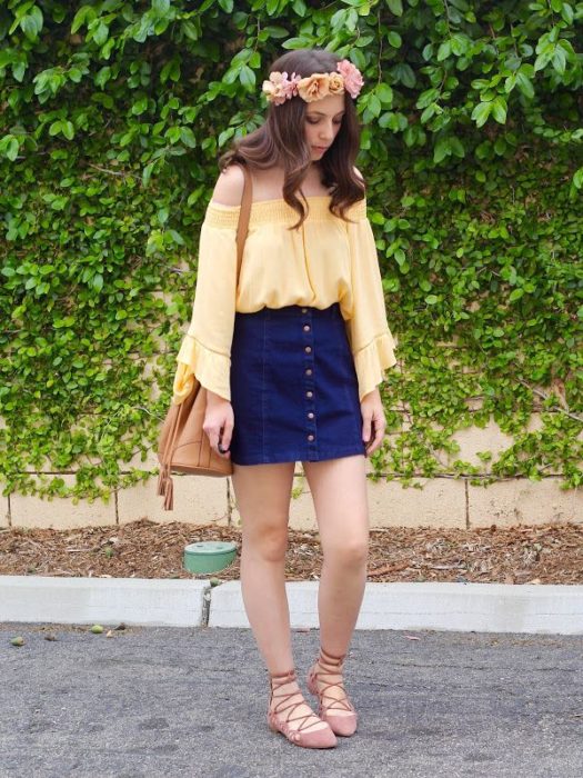 Chica con un outfit inspirado en Lara Jean que incluye falda y blusa amarilla