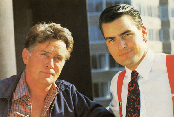 Martin y Charlie Sheen juntos, sonriendo y posando para un poster promocional de la película Wall Street