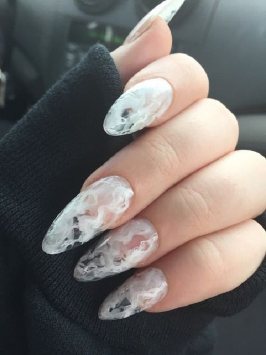 Diseño de manicura en tonos blanco y transparente