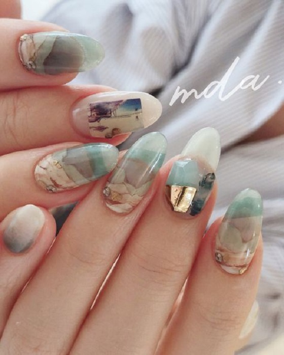 Diseño de manicura en tonos verde y tierra al estilo de cristales