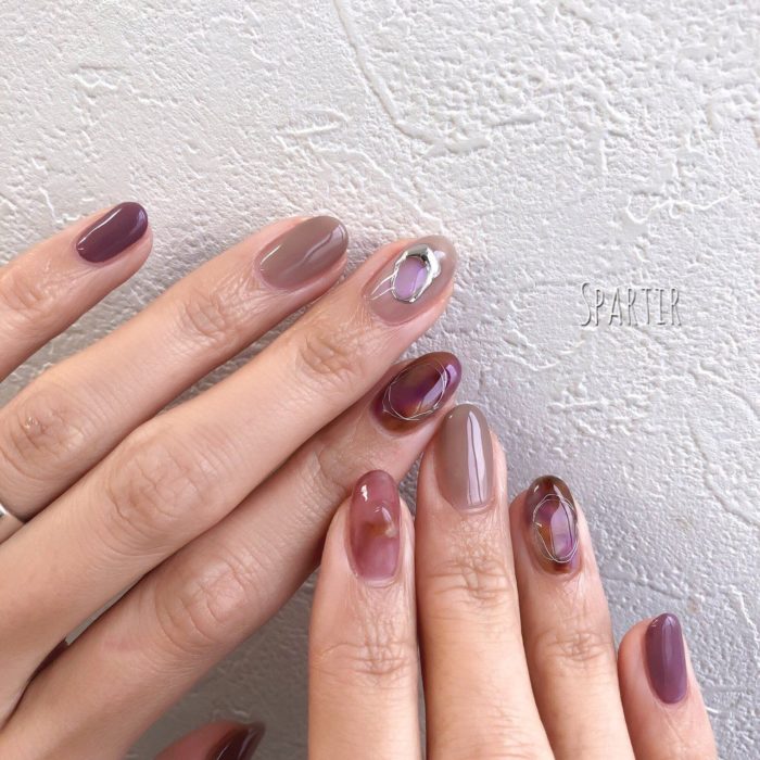 Diseño de manicura en tonos guinda, beige y rosado