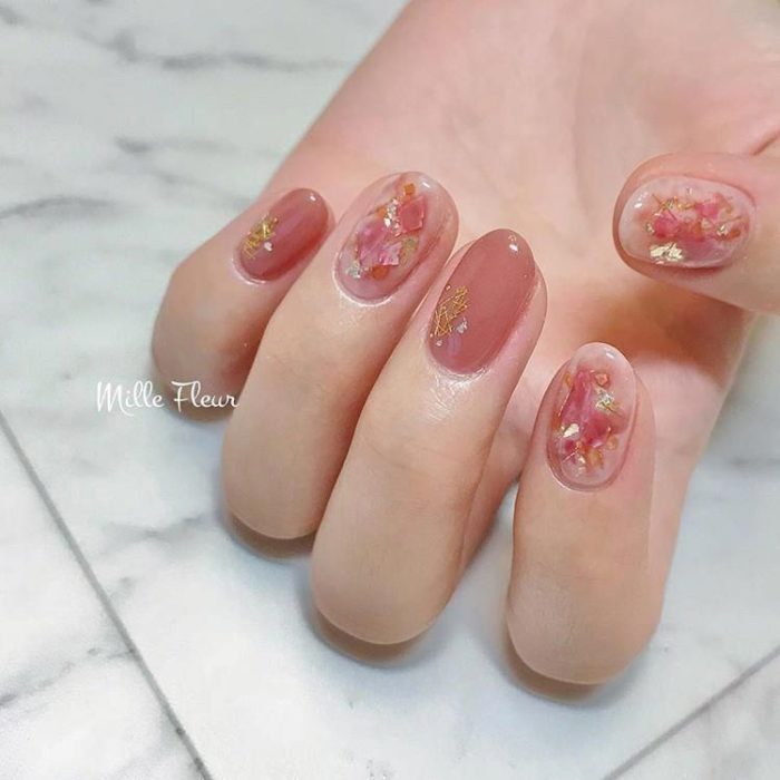 Diseño de manicura en tonos coral