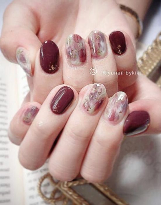 Diseño de manicura guinda y beige