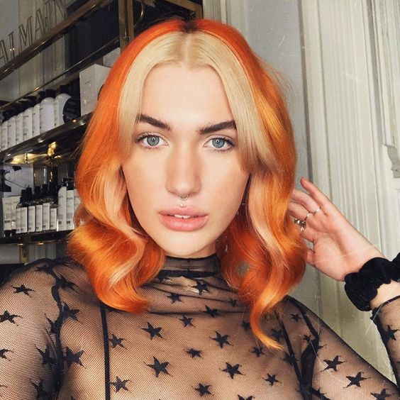 Chica blanca con cabello naranja y mechones de pelo beige