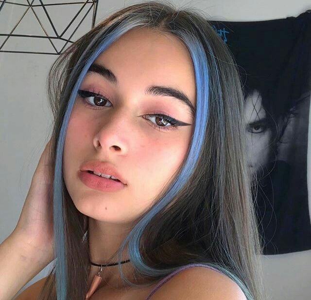 Chica con cabello largo y negro lleva mechones azules