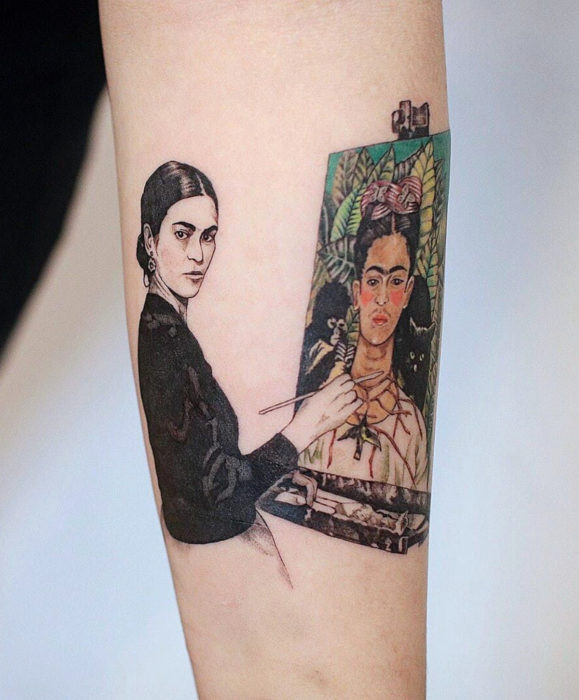 Tatuajes de Frida Kahlo en el brazo, artista pintando un autorretrato