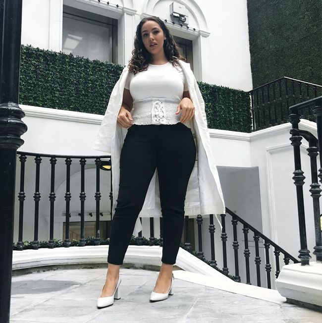 Chica curvy usando un atuendo en blanco y negro