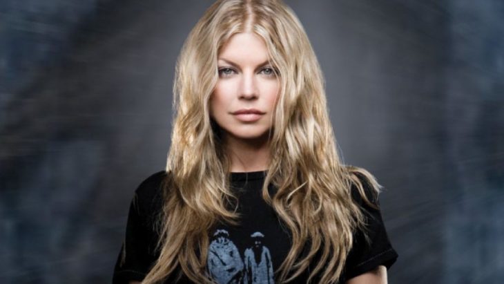 Fergie posando con una sonrisa ligera mirando hacia el frente