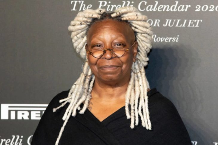 Whoopi Goldberg con cabello rubio claro